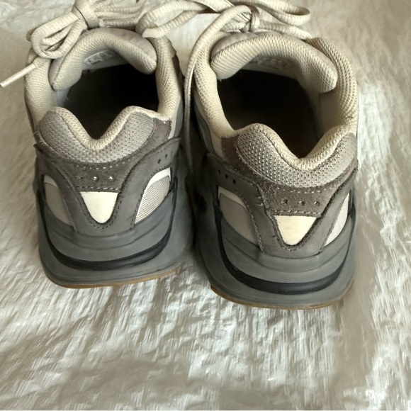 Adidas Yeezy pre-owned Boost 700 sz. 4 Men’s - Picture 5 of 14